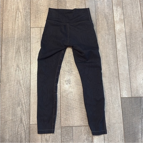 Lululemon High Times Tech Mesh Leggings Size 4 Black Snake Print With Mesh Panel - Picture 5 of 6